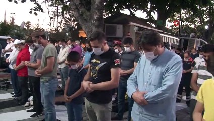 Ayasofya önünde akşam namazı kılındı