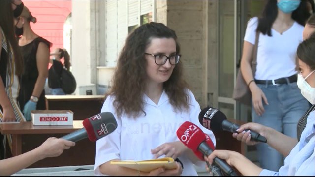 Ora News - Studentët e Ekonomikut te Dekanati në kërkim të diplomave të tyre, Kule i pret në takim