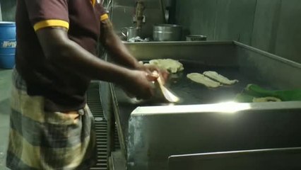 Las mascarillas de pan triunfan en un restaurante de la India