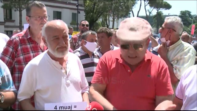 Ora News - Punonjësit e transportit në protestë: Nuk fillojmë punën pa marrë pagën e dytë të luftës