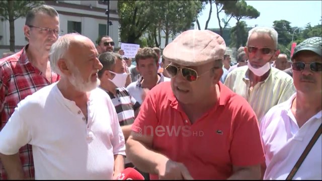 Ora News - Punonjësit e transportit në protestë: Nuk fillojmë punën pa marrë pagën e dytë të luftës