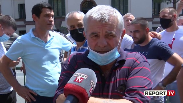Report TV - Punonjësit e transportit vijojnë protestat: Duam pagë tjetër dhe ndryshim të protokollit