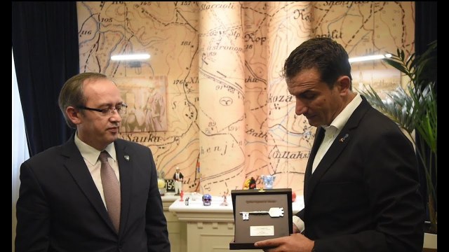 Report TV -Veliaj i jep 'Çelësin e Qytetit', Hoti: Ju kam zili për pasionin që keni për punën