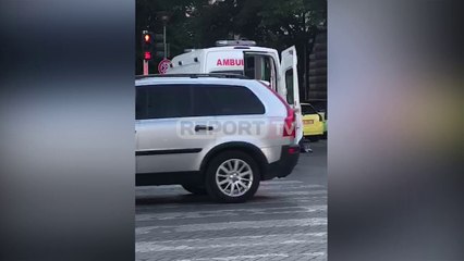Report TV - Aksident në Tiranë para Kryeministrisë, pa pasoja në jetë, autoambulanca në vendngjarje