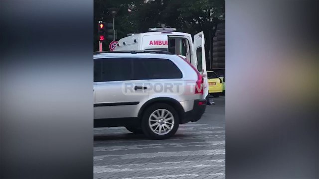 Report TV - Aksident në Tiranë para Kryeministrisë, pa pasoja në jetë, autoambulanca në vendngjarje