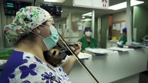 La enfermera y su violín dan una nota de aliento a pacientes COVID-19 en Chile