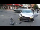Ora News - Aksident i fortë në rrugën Bardhyl, dy makina përplasen kokë më kokë