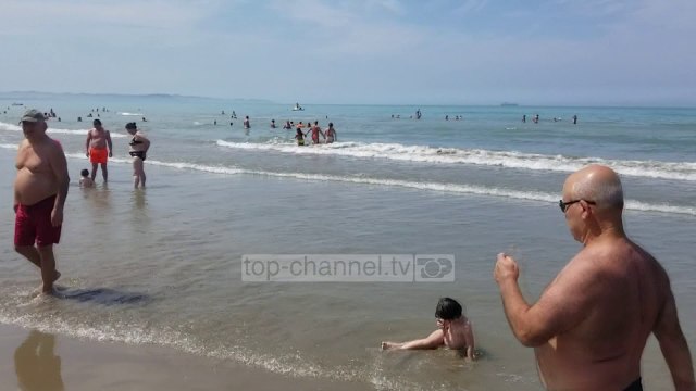 Durrës/ Protokollet anti-covid-19 sfidohen hapur, pushuesit vërshojnë në plazh