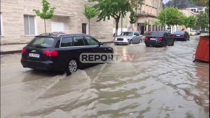 30 minuta dhe 'përmbytet' qendra e Beratit! UKB hap kapakët e pusetave për të tërhequr ujin