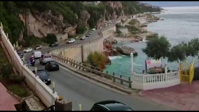 Fluks automjetesh në aksin Radhimë -Vlorë, pushuesit mbyllin fundjavën në jug të vendit