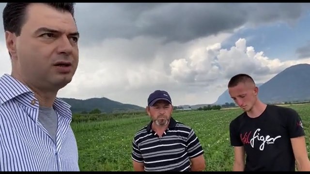 I riu në Devoll që punon në bujqësi i tregon Bashës duart dhe përlotet: Zgjohem në 4 të mëngjesit