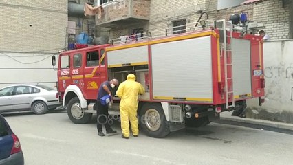 Ora News - Kryhet dezinfektimi dhe heqja e plaçkave në banesën ku u vetëflijuan nënë e bijë