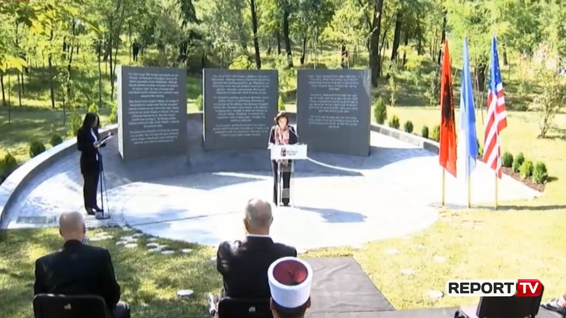⁣Report TV - Përurohet memoriali i Holokaustit, Kim: SHBA ka vlerësuar guximin e popullit shqiptar