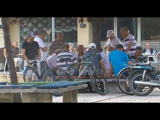 Ora News - Koronavirusi bën "namin" te Infektivi, banorët e pashqetësuar luajnë grumbull domino