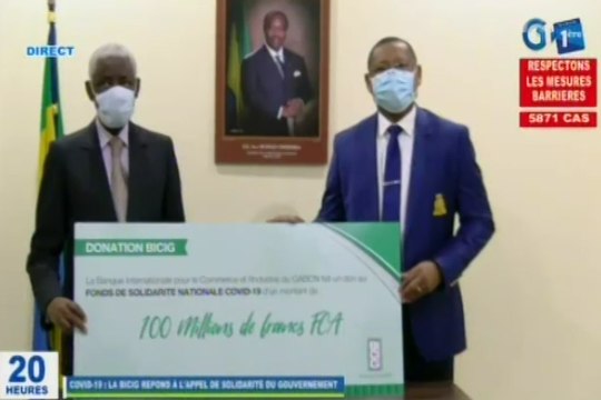 RTG/Remise de chèque au Ministre de l'Économie par les membres de la BICIG pour soutenir le Gouvernement dans la lutte contre la Covid-19