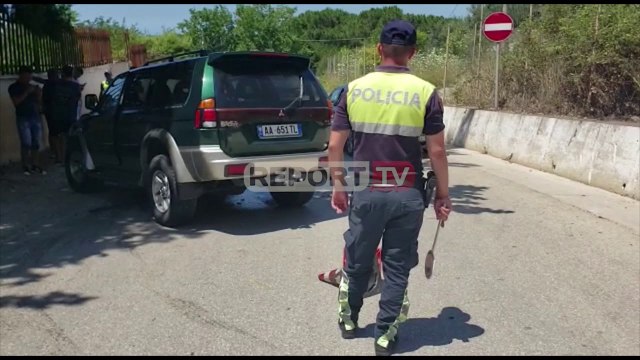 Mitsubishi në Vlorë del nga rruga dhe përplaset me pemën, plagosen shoferi dhe shoqëruesja e tij