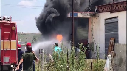 Ora News - Video/ Magazina me bojra përfshihet nga flakët në Zhupan të Fierit