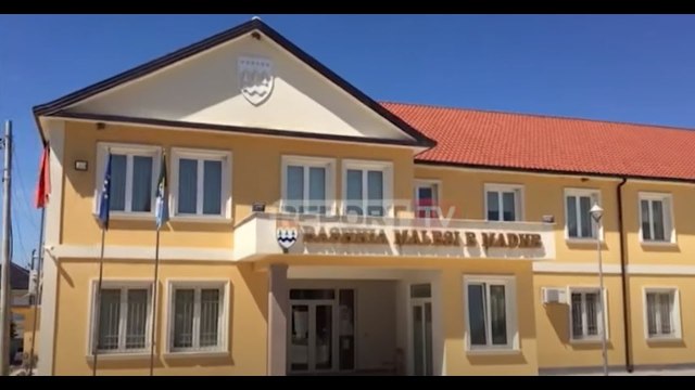 Report TV - Tre punonjës me COVID, mbyllet bashkia e Malësisë së Madhe, dezinfektohet godina