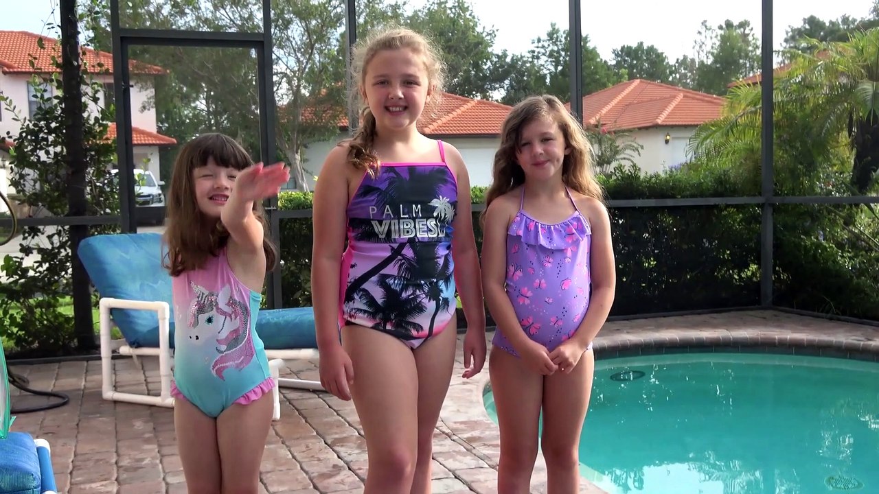 Sophia, Isabella e Alice Brincando na Piscina e se Divertindo