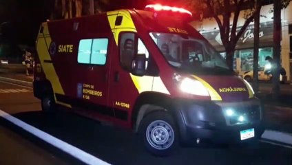 Motorista fica ferida ao ser atingida por S10 e bater em árvore