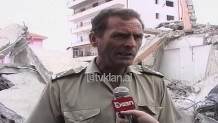 Ushtria pastron germadhat e shkolles se shembur (15 Korrik 2000)