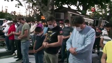 Ayasofya'nın önünde akşam namazı kılındı