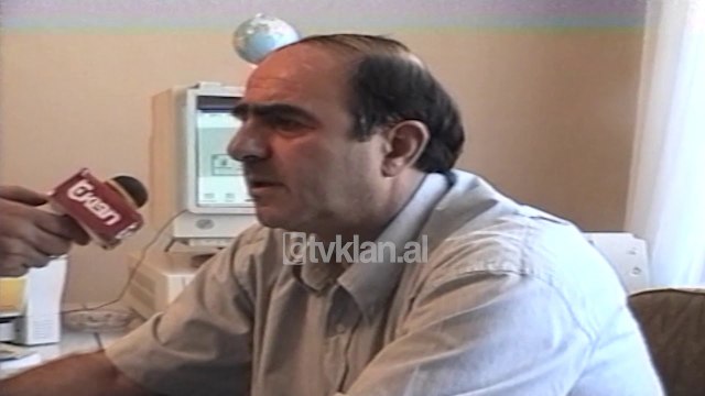 Perfundon procesi i regjistrimit te votuesve ne Gjirokaster (16 Korrik 2000)