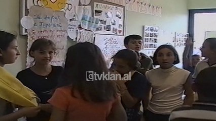Mbyllet me sukses programi i paqes per femije  (15 Korrik 2000)