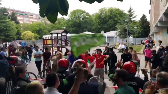 Así huyen los cobardes proetarras cuando simpatizantes de Vox hartos de provocaciones se saltan el cordón policial y van a por ellos