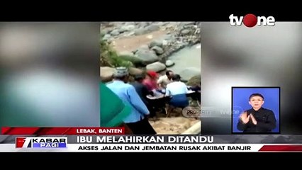 Miris! Akses Jalan Rusak, Seorang Ibu Melahirkan Ditandu