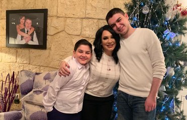 لحظة غضب وحزن ابن سلاف فواخرجي بعد تعرضه للتنمر خلال بث مباشر لوالدته