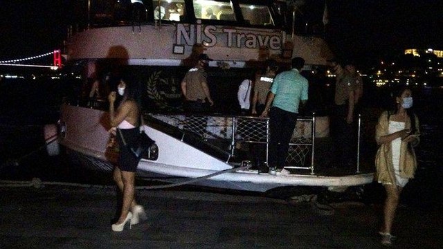 Bebek’te yat partisine baskın! Polis tek tek böyle indirdi