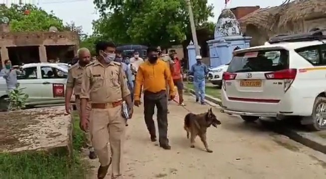 विकास दुबे के गांव बिकरू में पुलिस ने कराई मुनादी, कहा- अगर किसी के पास पुलिस के हथियार है तो..