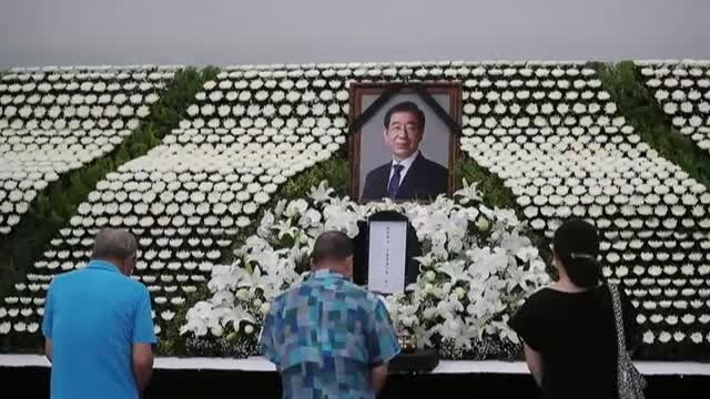 Seúl se despide de su alcalde con un altar fúnebre lleno de flores