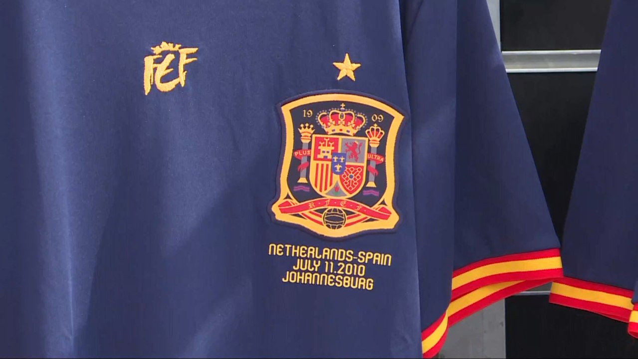 Aficionados se fotografían con la Copa del Mundo en el X aniversario del triunfo