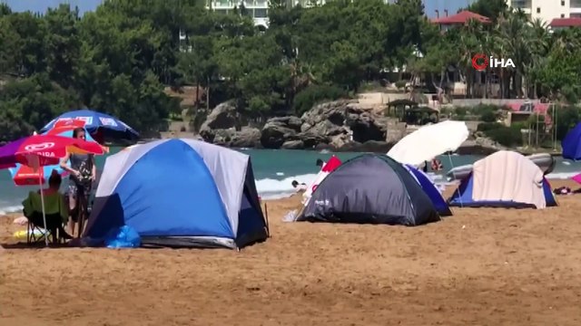 Tatilciler çadırı tercih etti, sahiller çadır kente döndü