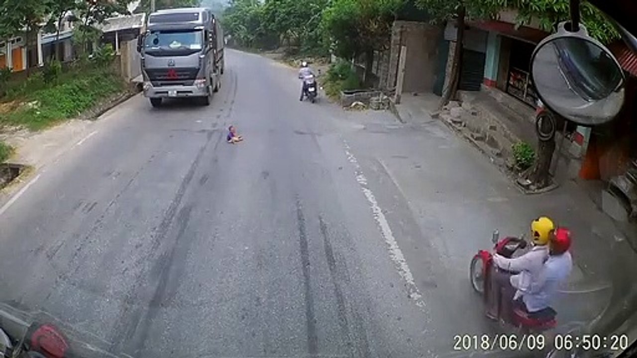 Effrayant : un bébé traverse seul la route au moment où deux camions s'approchent