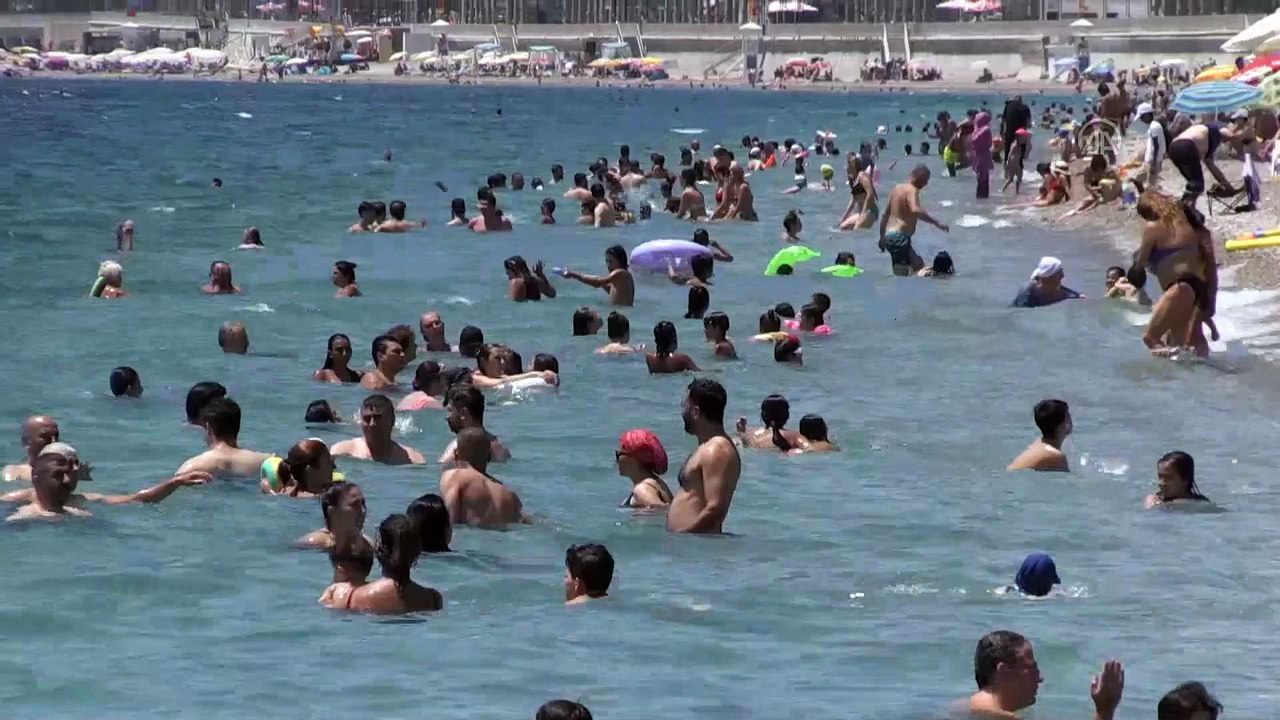 Sıcak havada bunalanlar sahillerde serinlemeye çalıştı - ANTALYA