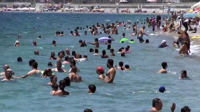 Sıcak havada bunalanlar sahillerde serinlemeye çalıştı - ANTALYA