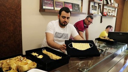 Gelinlere altın işlemeli maske