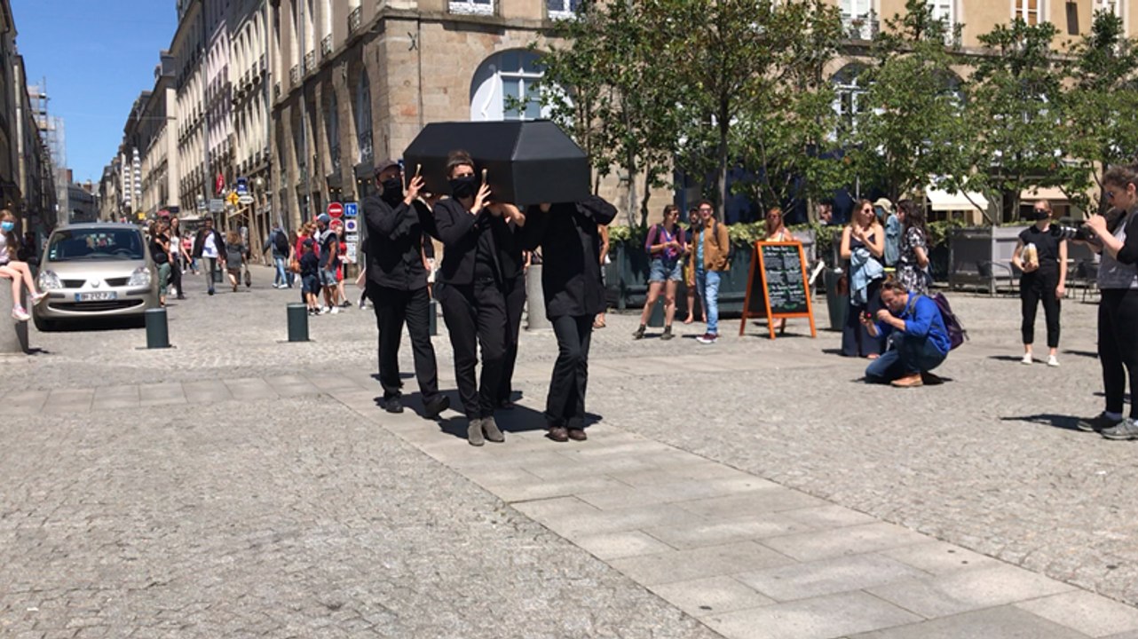 Action collective de comédiens et de danseurs pour répondre à la crise
