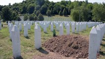 Srebrenitsa Soykırımı kurbanlarının defnedilmesiyle Potoçari'deki mezarlık sessizliğe büründü - SREBRENİTSA
