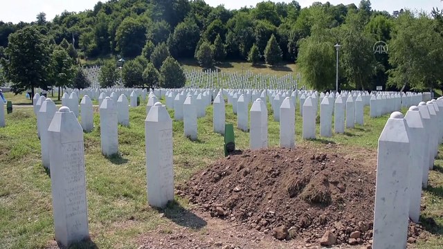 Srebrenitsa Soykırımı kurbanlarının defnedilmesiyle Potoçari'deki mezarlık sessizliğe büründü - SREBRENİTSA