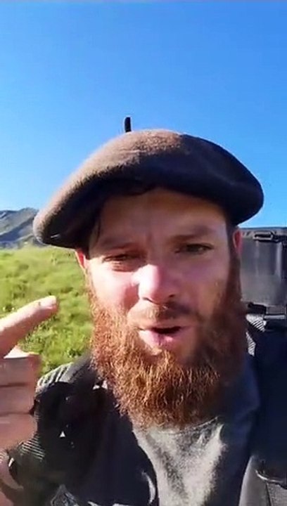 Plus d'un million de vues pour le berger qui "secoue" le journaliste Hugo Clément après son reportage sur les loups: "Y'en a plein le cul des mecs comme toi avec leur petite chemise !"