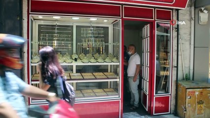 Yüzük alma bahanesi ile 5 bin TL değerinde yüzükleri çaldı