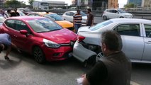 Motor yağı dökülen yolda zincirleme trafik kazası - İSTANBUL