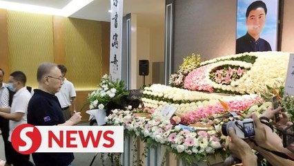 Descargar video: Wee pays last respects to Chinese calligraphy artist Yong Kim Jung