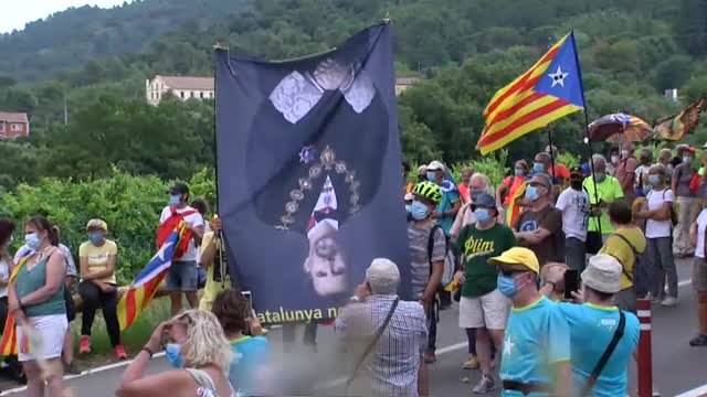 Recibimiento hostil a los reyes a su llegada a Poblet (Tarragona)