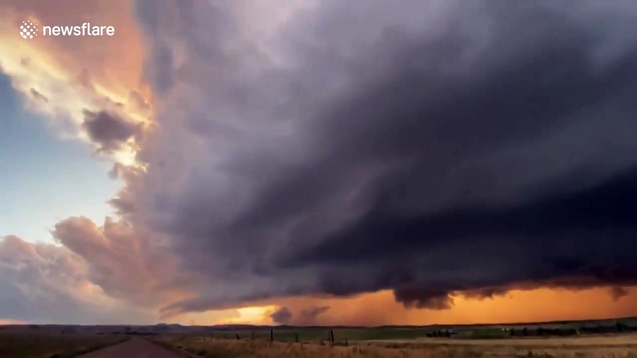 Massive supercell cloud forms over eastern Wyoming