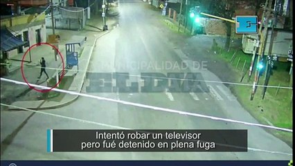 Así detuvieron al ladrón que huía con un TV de 55 pulgadas en City Bell